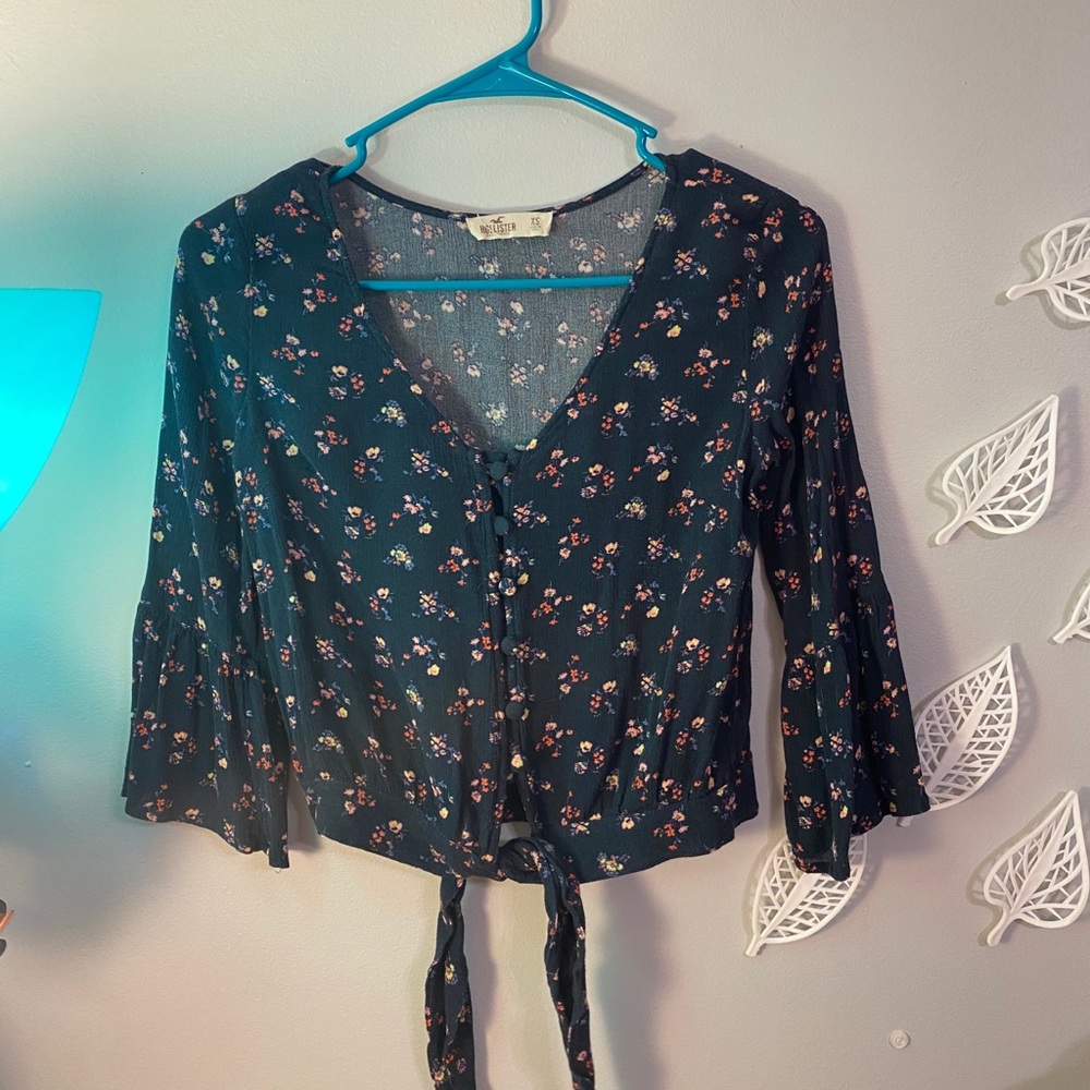 Hollister floral quarter length tee
